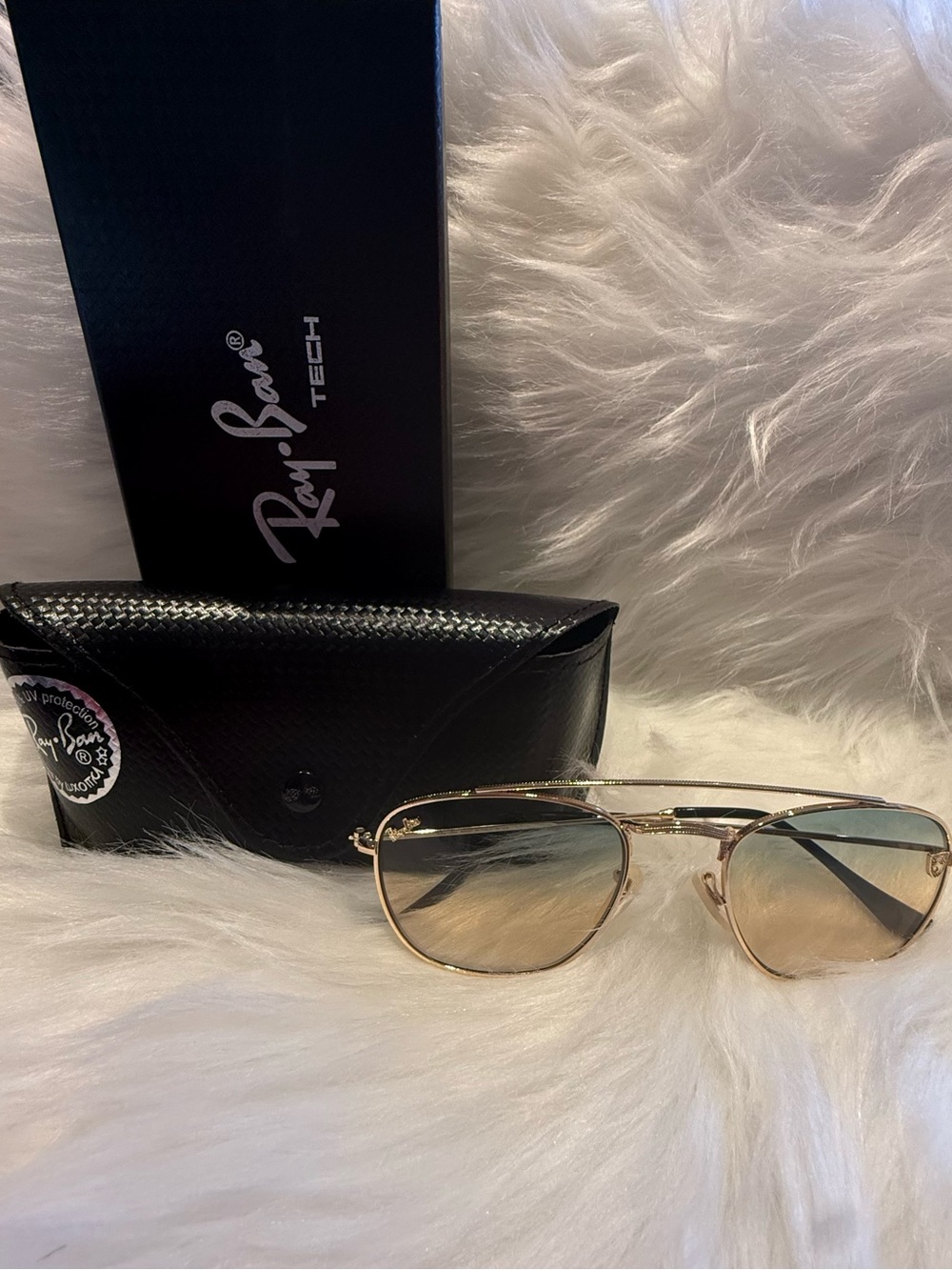 Ray-Ban Women's Gold Frame Sunglasses with Gradient Tan Lenses